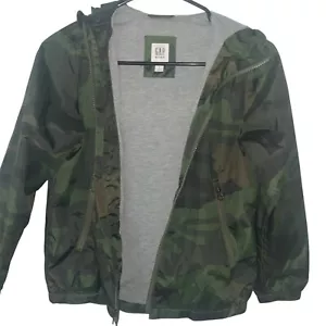Chaqueta cortavientos Gap Boys talla mediana verde camuflaje con capucha cremallera completa bolsillos forrados - Imagen 1 de 7