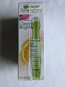 Rodillo de ojos anti-inflocación claramente brillante Garnier SkinActive, 0,5 fl oz - Imagen 1 de 1