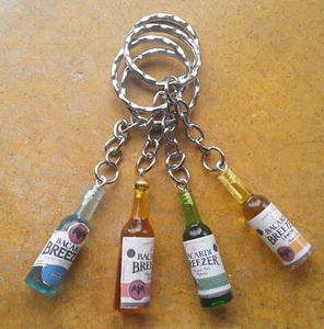 NEU Geschenk 1 Bacardi Breezer Flasche Schlüsselring 🙂 🙂 Verschiedene Geschmacksrichtungen - Bild 1 von 9