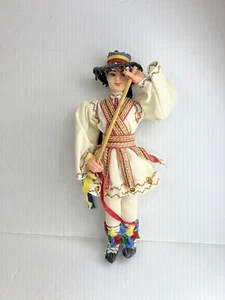 Muñeca de tela de recuerdo vintage Rumania arte popular disfraz étnico sombrero con cuentas 9" - Imagen 1 de 5