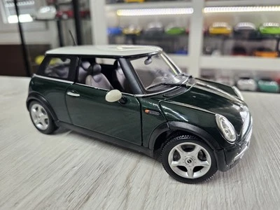 Mini Cooper 2002 1:18 Green/white Maisto - Immagine 1 di 4