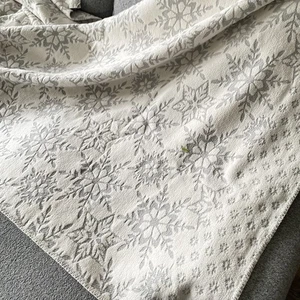 David Fussenegger Decke Schneeflocken beidseitig weiß grau warm 52x71" Weihnachten - Bild 1 von 9