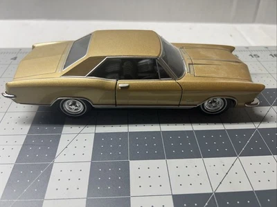 WELLY 65 BUICK RIVIERA GRAN SPORT HARD TOP 1:24 GOLD METALLIC FREE SHIP - Image 1 of 4