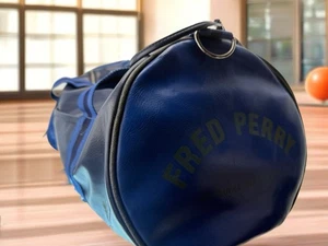 Bolso de Lona Fred Perry Grande de Cuero de 2 Vías; Gimnasio, Hombro Azul Forma de Barril - Imagen 1 de 24