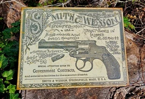 SMITH & WESSON PISTOLA CONTRATTI GOVERNATIVI METALLO INSEGNA LATTA rustica antica pubblicità armi da fuoco - Foto 1 di 5