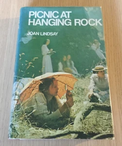 Joan Lindsay - PICNIC AT HANGING ROCK - Hardcover Book - Movie Covers - 1975 - Picture 1 of 11