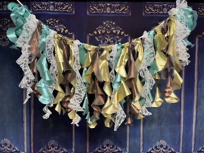 Guirnalda infantil de tela hecha a mano Shimmer Shabby chic. Tutú dorado rizado para trona Foto 1 de 3