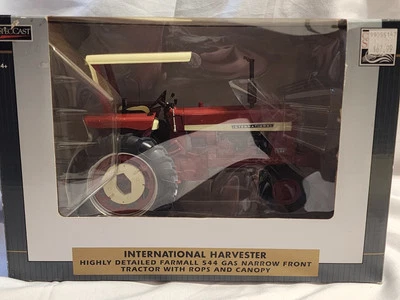 Tractor cosechadora Spec Cast Farmall International con cuerdas y toldo Foto 1 de 2