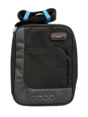 Bandolera Tumi 5133D con soporte para CD negra, con interior rojo Foto 1 de 4