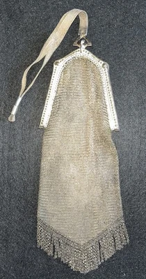 Cartera "Flapper" Whiting & Davis de 1920 con flecos y piedra de cabujón azul con abrazadera Foto 1 de 4