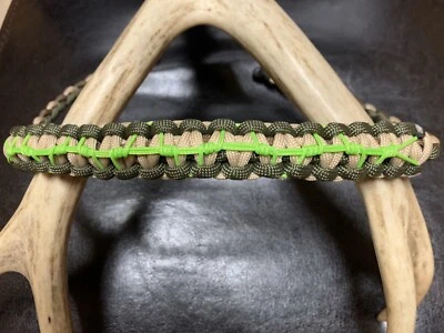 Eslinga de muñeca verde oliva, tostado y verde neón con lazo con puntada de alambre de púas Foto 1 de 4