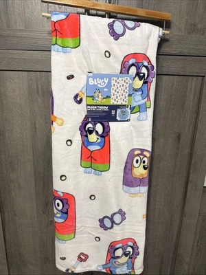 Nueva manta Janet & Rita Bluey & Bingo The Grannies 50"x70" en percha Foto 1 de 4