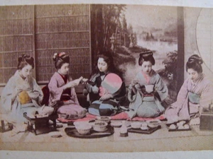 Japonaises au repas  Ancienne photo recto-verso japonaise  Paysage baie et ile - Foto 1 di 4