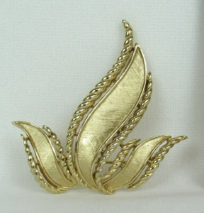 VTG 1950s SIGNED CROWN TRIFARI GOLDEN LEAVES BROOCH 2 1/2" by 2 7/16" - Picture 1 of 10
