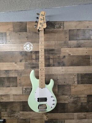 Bajo eléctrico de 5 cuerdas verde Sterling by Music Man StingRay Ray5. Foto 1 de 4