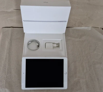 Apple iPad 5 (2017) 32GB [9,7" WiFi + LTE] silber, komplett in der OVP - Bild 1 von 4