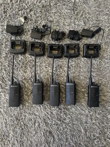 Motorola RDU4100 Radio (5er Set) Ladegerät, Clip, Antenne Original-Zubehör-Hersteller - getestet/funktioniert - Bild 1 von 4
