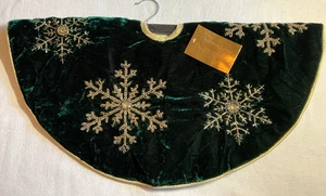 CHRISTIAN LACROIX BAUM ROCK 24 IN GRÜN GOLD SAMT SCHNEEFLOCKEN POLYESTER NEU IN VERPACKUNG - Bild 1 von 2