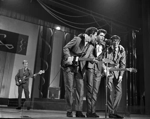 Cliff Richard and the Shadows 10" x 8" Photograph no 18 - Imagen 1 de 1