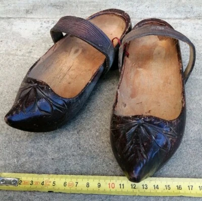 C5T2 - Ancienne paire de sabots en bois  enfant ou poupée  - Photo 1/4