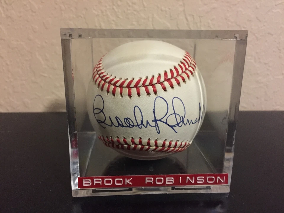 Brook Robinson Autograph Official Major League Baseball with case - Image 1 of 1
