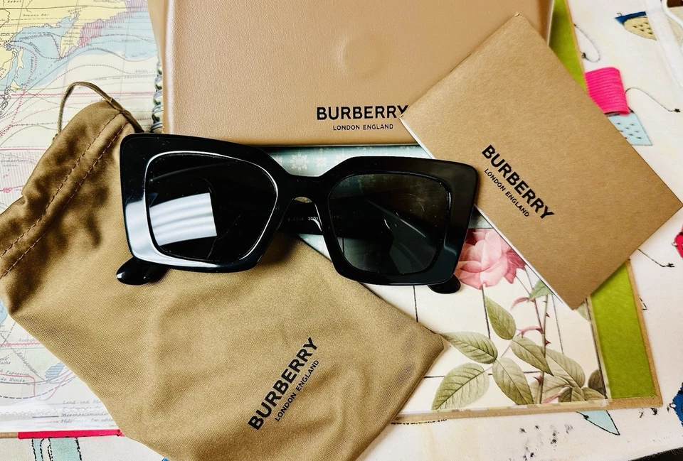 Очки солнцезащитные BURBERRY Daisy BE 4344 300187 черные пластиковые квадратные с серыми линзами - Изображение 1 из 2