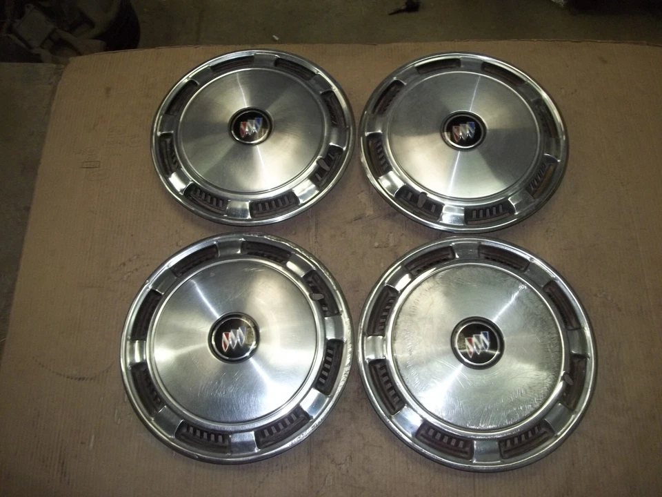 82 83 84 85 Buick Skyhawk Tapacubos Llanta Cubierta Tapacubos 13" OEM USADO 1108 SET Foto 1 de 4