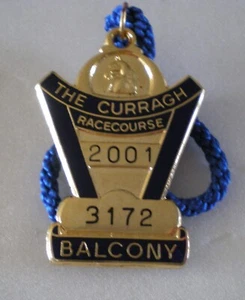 Distintivo smaltato CURRAGH RACECOURSE CORSE DI CAVALLI 2001 BALCONE - Foto 1 di 1