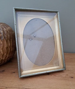 Vintage Metal Gold Tone Photo Frame with Oval mount - Picture 1 of 6