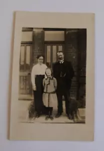 Gemischtes Rassiges Familienportrait ECHTFOTO POSTKARTE altes Vintage Haus Haus Straße - Bild 1 von 2