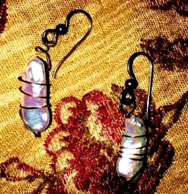 SILVEERTONE MOTHER OF PEARL OYSTER PEARL SEASHELL DANGLE EARRINGS - Vintage - Image 1 of 3