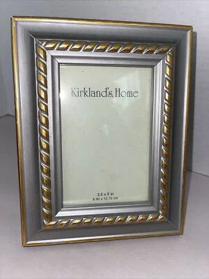 Marco de fotos dorado/plateado ornamentado para foto de 3,5x5” Kirkland’s Home Foto 1 de 4
