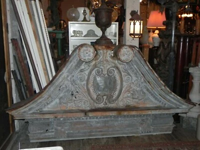 Antiguo frontón decorativo muy grande de construcción de zinc de 1860 con remate de urna de hierro fundido Foto 1 de 4