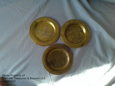 Juego de tres placas de latón de Oriente Medio de 3", una con incrustación de plata Foto 1 de 4