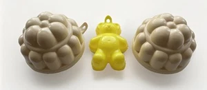 3 VINTAGE CREAM/YELLOW COLOURED STURDY PLASTIC ROUND JELLY/BLANCMANGE MOULDS - Picture 1 of 4