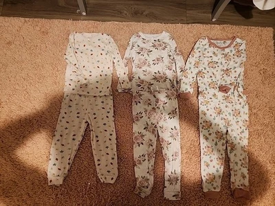 Lote de 6* pijamas de 2 piezas talla 24M y 2T para niños pequeños garbanzos y Jessica Simpson Foto 1 de 4