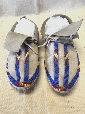 Mocasines de cuero con cuentas Native American Plaines usados Foto 1 de 4