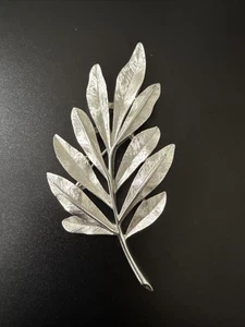 Broche prendedor vintage firmado CROWN TRIFARI grande cepillado tono plata hoja - Imagen 1 de 5