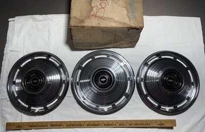 "Cubiertas de rueda de 14"" (3) #986458/#3875041 NOS GM Chevrolet 1966" Foto 1 de 4