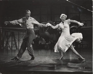 Foto de prensa 1950 Fred Astaire y Betty Hutton en "Let's Dance" - Imagen 1 de 2