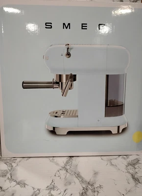 Luz para cafetera espresso retro Smeg ECF01CRUS AÑOS 50 Foto 1 de 4