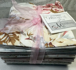 Paquete de 23 piezas de tela de algodón Fat Quarter Memories Of Love Maywood Studio - Imagen 1 de 24