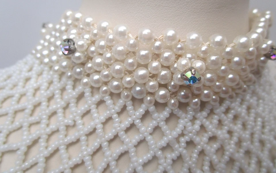 Collar vintage moderno de mediados de siglo con cuentas de vidrio y perlas de imitación de diamantes de imitación COMO NUEVO Foto 1 de 4