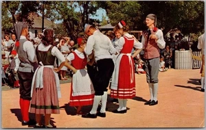 Escena de festival vintage de los años 60 SOLVANG, California postal "bailarines folclóricos daneses" - Imagen 1 de 2