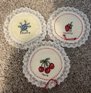 Vintage 7" Nadelspitze/Kreuzstich Stoff Spitze Getränk Untersetzer Obst 3er Set - Bild 1 von 5