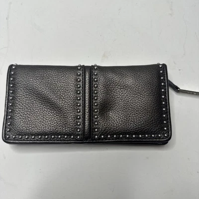 Cartera de cuero marrón Brighton con detalles tachonados Foto 1 de 4