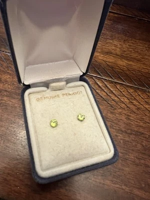 Aretes pequeños de peridoto de piedra de nacimiento genuina de agosto de corte redondo de oro amarillo de 10 quilates Foto 1 de 4