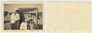 Stylish Couple & Girlfriend In Beach Basket (Vintage Photo 1950s) - Imagen 1 de 1
