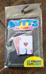 2025 LAS VEGAS EXPO EXKLUSIVE BUTTS ON THINGS BRIAN COOK PROMO SPIELKARTE ANSTECKNADEL - Bild 1 von 1