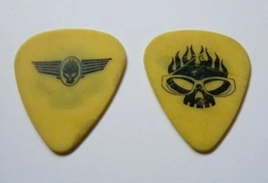 SELECCIÓN DE GUITARRA DE COLECCIÓN THE OFFSPRING NEGRA SOBRE AMARILLA EMITIDA POR TOUR BANDITO - Imagen 1 de 1